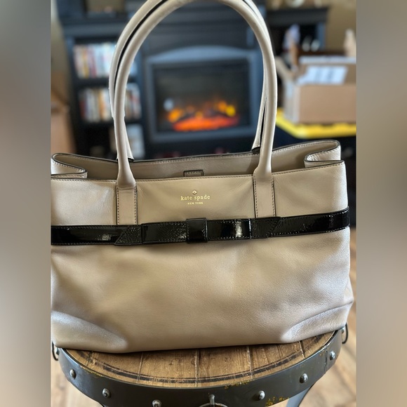 kate spade Handbags - Kate Spade New York Bow beige shoulder bag
